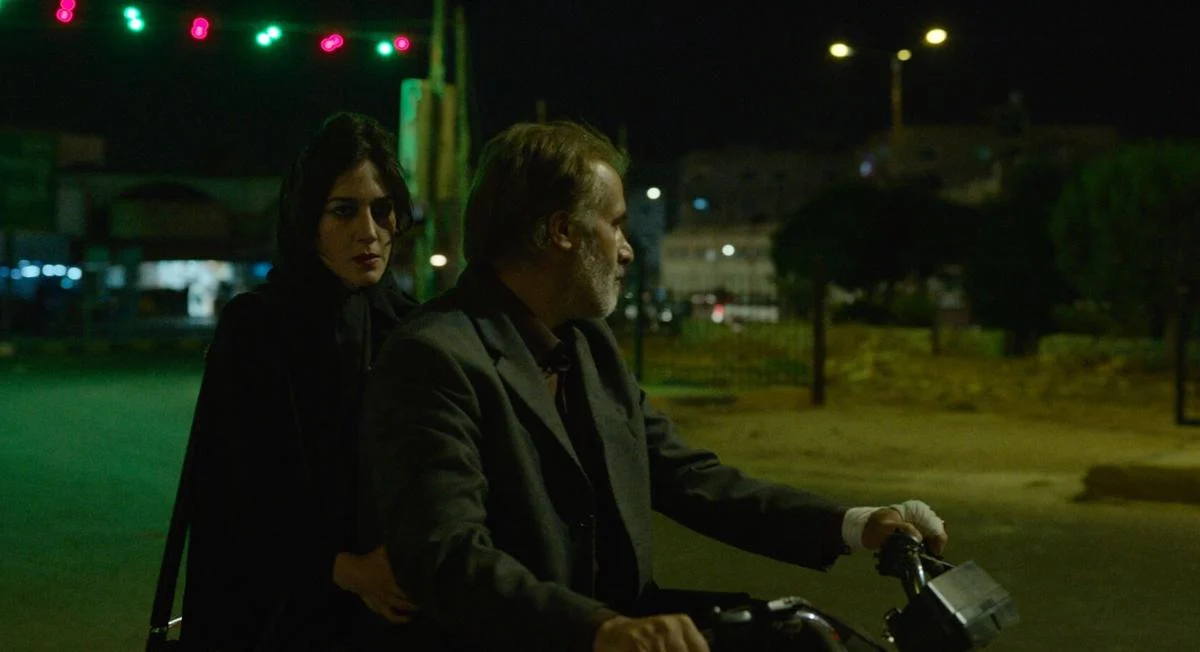 A repórter Arezoo Rahimi, disfarçada de prostituta, na garupa da moto do serial killer Saeed Hanaei.